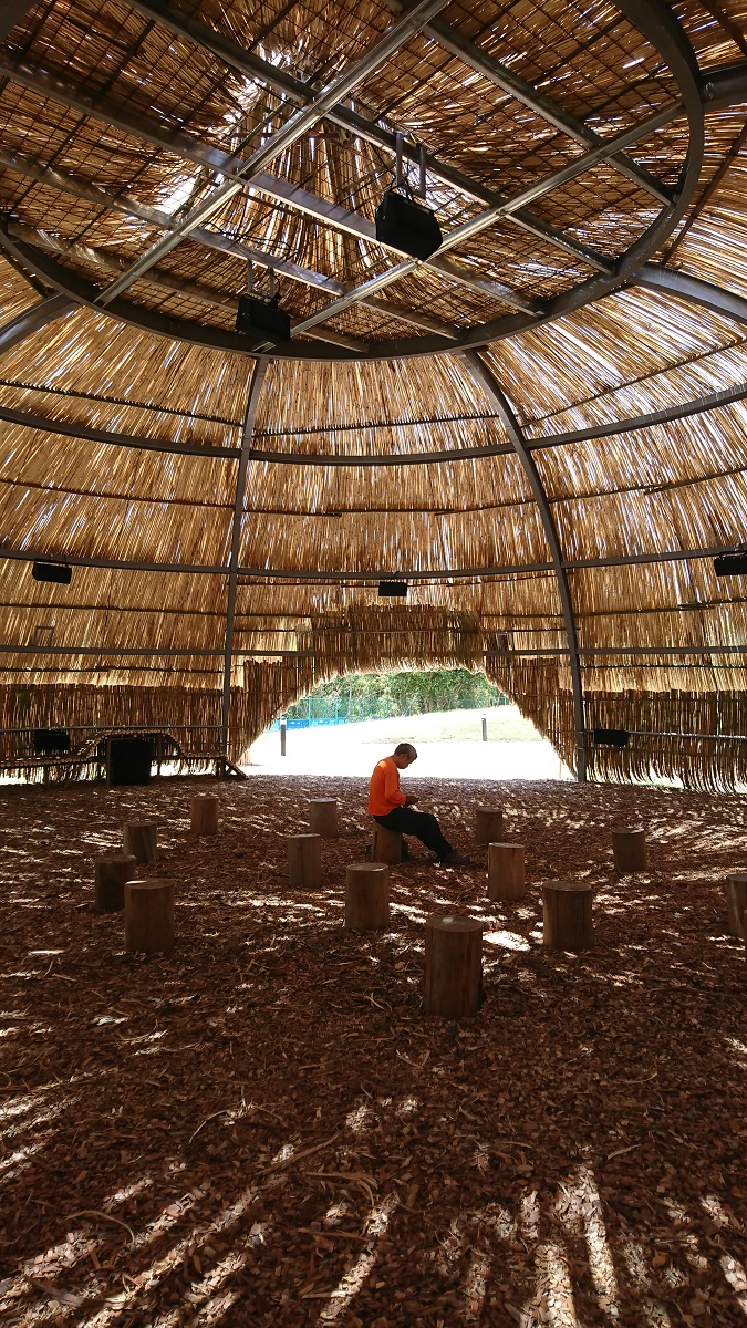 桃園地景藝術節在觀音區崙坪廢營區,建置了環保音樂人馬修連恩的「擁抱」聲音地景裝置藝術,置身充滿大自然律動的音樂中, 人的內在會自然而然的 安靜下來。 圖:桃園市文化局提供 桃園地景藝術節在觀音區崙坪廢營區,建置了環保音樂人馬修連恩的「擁抱」聲音地景裝置藝術,置身充滿大自然律動的音樂中, 人的內在會自然而然的 安靜下來。 圖:桃園市文化局提供