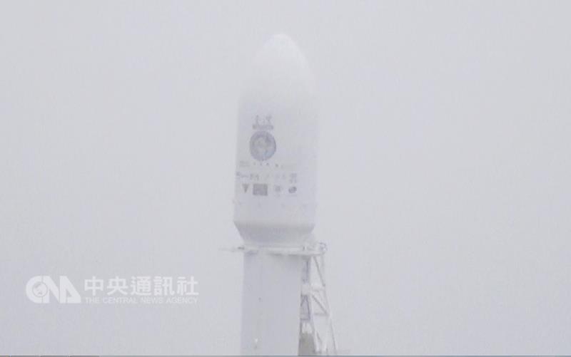 封裝福衛五號的鼻錐罩,是火箭第2節結構的一環,外 觀標誌著「臺灣」中英文字樣。 圖 : 中央社 封裝福衛五號的鼻錐罩,是火箭第2節結構的一環,外 觀標誌著「臺灣」中英文字樣。 圖 : 中央社
