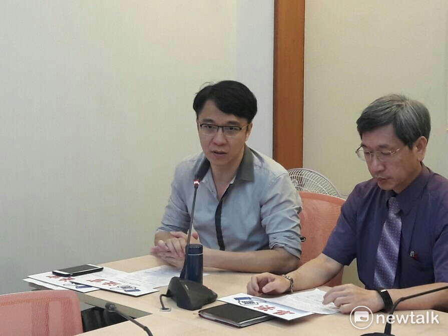 司改會執行長高榮志表示,目前的法官評核是由司法院自己做,但是評核太簡陋,過程也保守不公開,而評核結果與民意有極大落差,法官也對此完全無感,公信力讓人質疑。 圖:張芸嘉/攝 司改會執行長高榮志表示,目前的法官評核是由司法院自己做,但是評核太簡陋,過程也保守不公開,而評核結果與民意有極大落差,法官也對此完全無感,公信力讓人質疑。 圖:張芸嘉/攝