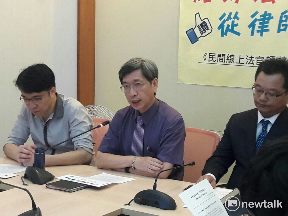 司改會董事長林永頌表示,他有一個學弟當了快三十年的法官,很沮喪地抱怨自己明明盡忠職守,可是大家批評司法不好,這樣對好的法官真的不公平,因此要將法官優劣情形真實呈現出來加以鼓勵或淘汰。 圖:張芸嘉/攝 司改會董事長林永頌表示,他有一個學弟當了快三十年的法官,很沮喪地抱怨自己明明盡忠職守,可是大家批評司法不好,這樣對好的法官真的不公平,因此要將法官優劣情形真實呈現出來加以鼓勵或淘汰。 圖:張芸嘉/攝