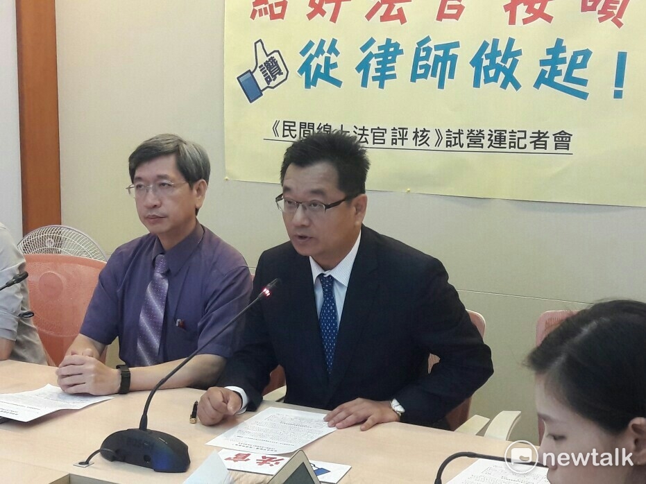 台北律師公會理事長薛欽峰指出,他們對司法的要求,是連0.5%的負評都不能有,因為法官判決及審判過程,乘載著人民非常高的期待,希望能透過民間的評核系統,表彰好的法官,讓不好的法官在法律市場慢慢被淘汰。 圖:張芸嘉/攝 台北律師公會理事長薛欽峰指出,他們對司法的要求,是連0.5%的負評都不能有,因為法官判決及審判過程,乘載著人民非常高的期待,希望能透過民間的評核系統,表彰好的法官,讓不好的法官在法律市場慢慢被淘汰。 圖:張芸嘉/攝