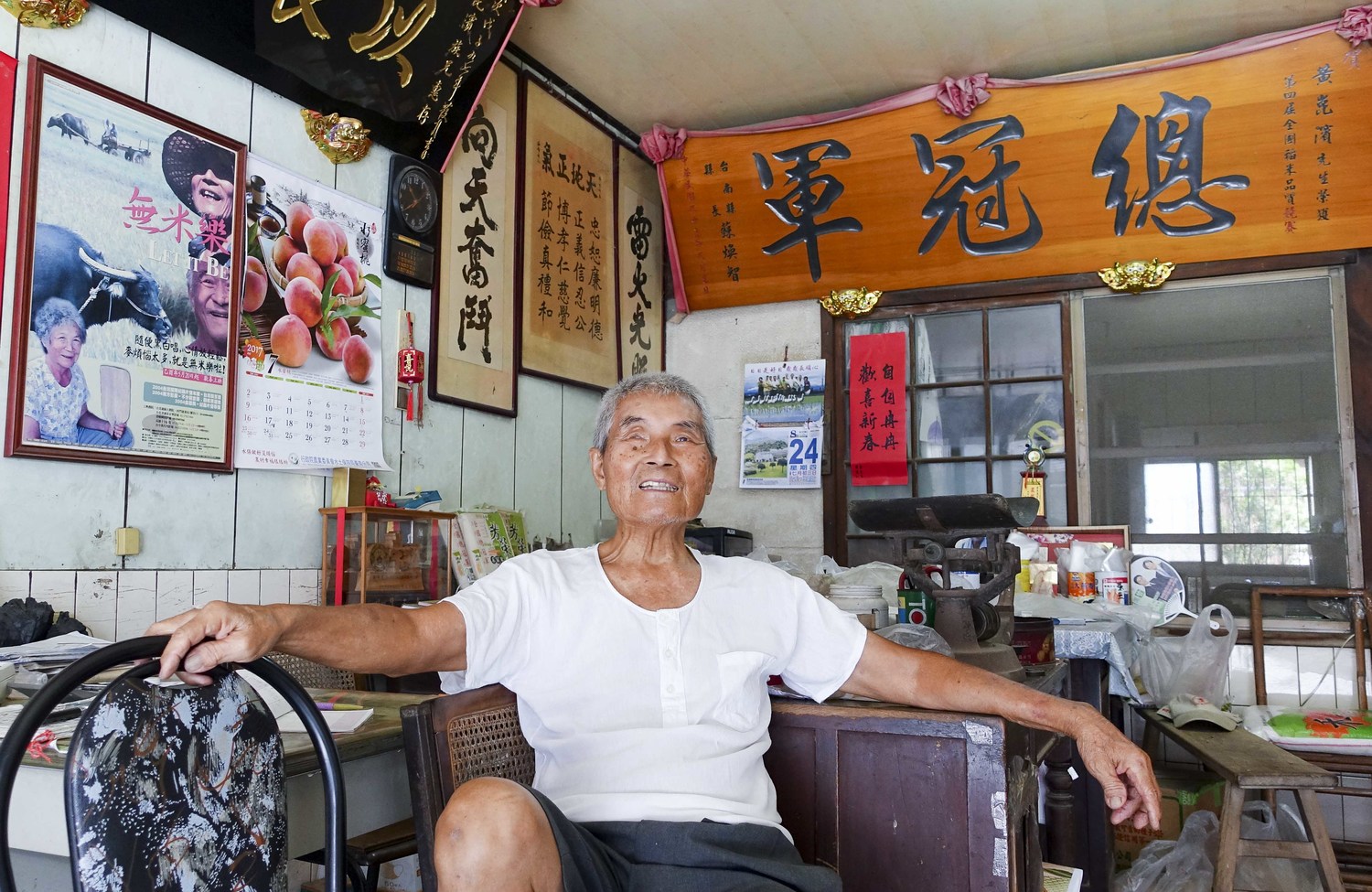 老職人崑濱伯仍樂天的守著米店。 張大魯/攝影 老職人崑濱伯仍樂天的守著米店。 張大魯/攝影