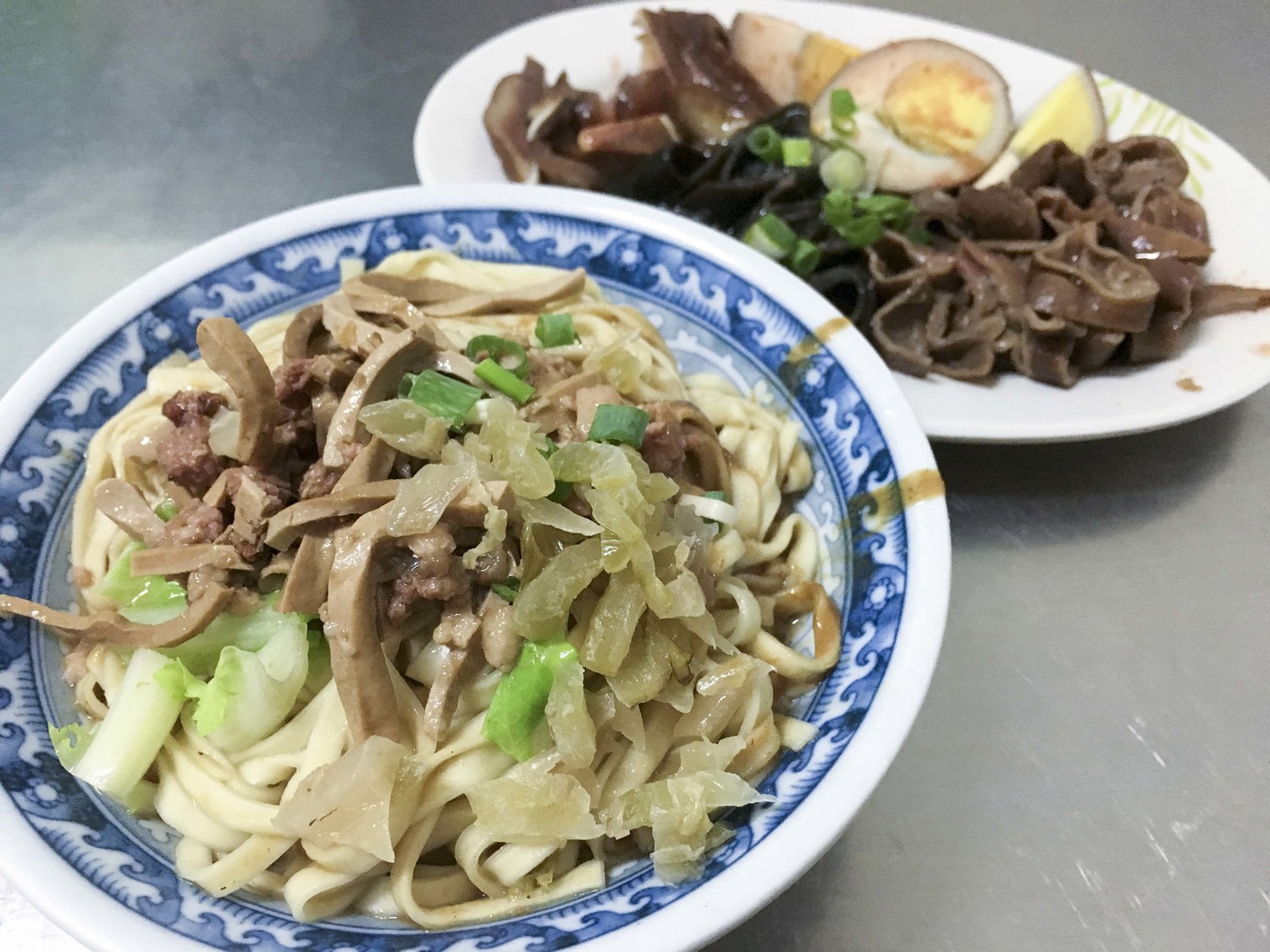 無名麵店,推薦麻醬麵再切盤滷味。 張大魯/攝影 無名麵店,推薦麻醬麵再切盤滷味。 張大魯/攝影