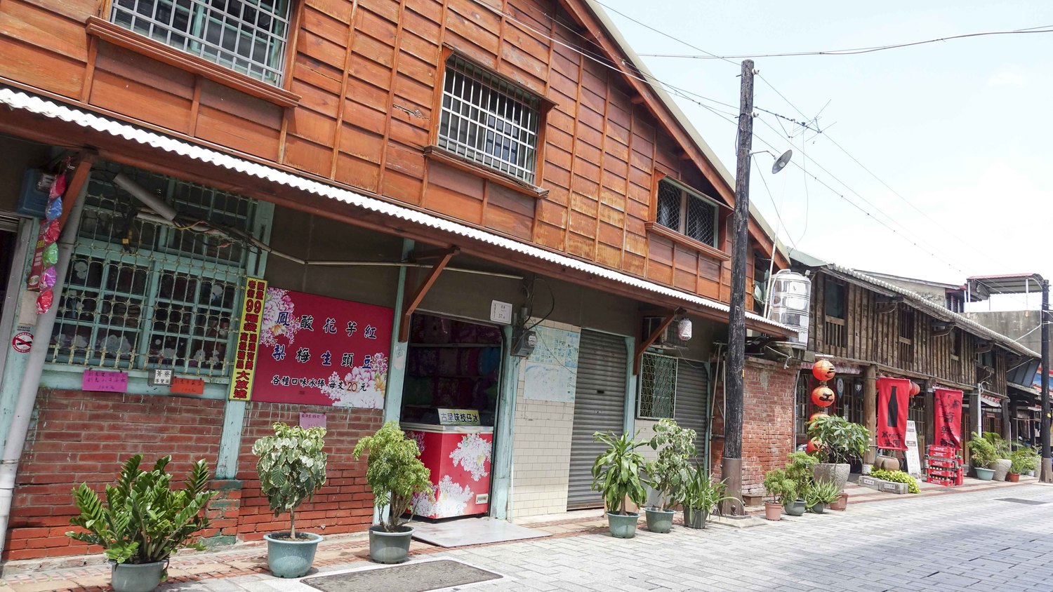 後壁菁寮村成為觀光熱點,每逢例假日,遊客紛紛在老街中尋找崑濱伯的冠軍米、煌明伯的手工棉被、文林伯的牛車。 張大魯/攝影 後壁菁寮村成為觀光熱點,每逢例假日,遊客紛紛在老街中尋找崑濱伯的冠軍米、煌明伯的手工棉被、文林伯的牛車。 張大魯/攝影