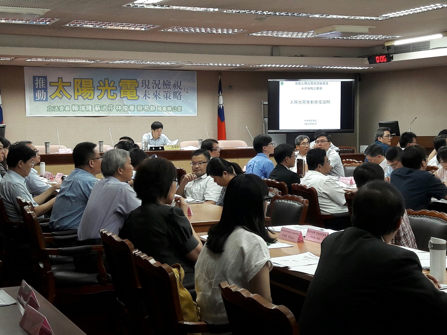 太陽能光電2年推動計畫公聽會現場。 圖:張芸嘉/攝 太陽能光電2年推動計畫公聽會現場。 圖:張芸嘉/攝