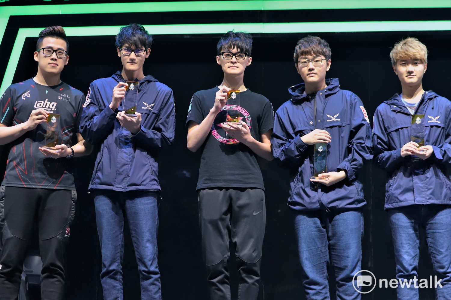 LMS夏季第一隊上路是ahq Ziv、打野是FW Karsa、中路是JT FoFo、AD是FW Betty、輔助是FW SwordArT。 圖:蔡幸秀/攝 LMS夏季第一隊上路是ahq Ziv、打野是FW Karsa、中路是JT FoFo、AD是FW Betty、輔助是FW SwordArT。 圖:蔡幸秀/攝