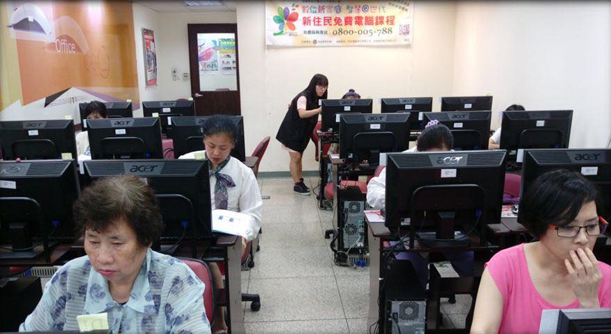內政部今(25)天表示,為了保障新住民寬頻上網,強化新住民的數位競爭力,才將預算納入前瞻。 內政部今(25)天表示,為了保障新住民寬頻上網,強化新住民的數位競爭力,才將預算納入前瞻。