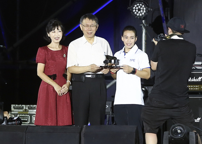 舉重金牌女將郭婞淳現身大稻埕情人日,台北市長柯文哲(左2)得知郭喜愛彈鋼琴,還特別親贈鋼琴造型的音樂盒,郭婞淳也靦腆的說「謝謝」。左為柯文哲夫人陳佩琪。
圖:台北市觀傳局提供 舉重金牌女將郭婞淳現身大稻埕情人日,台北市長柯文哲(左2)得知郭喜愛彈鋼琴,還特別親贈鋼琴造型的音樂盒,郭婞淳也靦腆的說「謝謝」。左為柯文哲夫人陳佩琪。
圖:台北市觀傳局提供