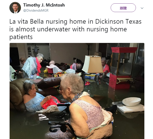 颶風哈維侵襲美國德州,豪雨成災,網友Timothy McIntosh拍到養老院老人浸水照片,令人震撼。 圖:翻攝Timothy McIntosh推特 颶風哈維侵襲美國德州,豪雨成災,網友Timothy McIntosh拍到養老院老人浸水照片,令人震撼。 圖:翻攝Timothy McIntosh推特