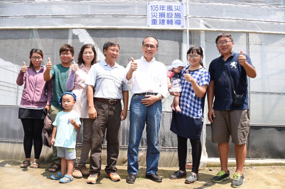 行政院長林全今(29)日前往雲林縣探視西螺鎮農民黃浚宏災損設施復建現況。 圖:行政院/提供 行政院長林全今(29)日前往雲林縣探視西螺鎮農民黃浚宏災損設施復建現況。 圖:行政院/提供