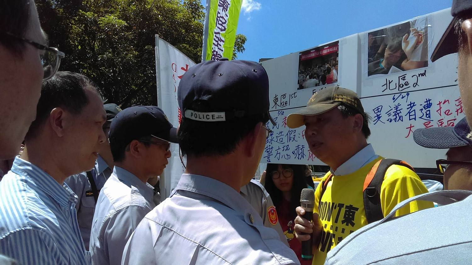 反南鐵東移的群眾到行政院前抗議,政院派出官員溝通。 圖 : 反南鐵東移自救會/提供 反南鐵東移的群眾到行政院前抗議,政院派出官員溝通。 圖 : 反南鐵東移自救會/提供