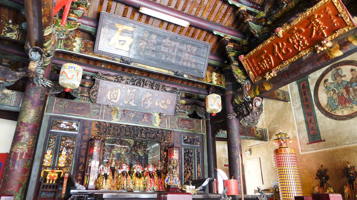 三山國王廟內有嘉慶君御賜(1813年)的「熙朝柱石」匾掛在中堂,目前是國家三級古蹟。 張大魯/攝影 三山國王廟內有嘉慶君御賜(1813年)的「熙朝柱石」匾掛在中堂,目前是國家三級古蹟。 張大魯/攝影