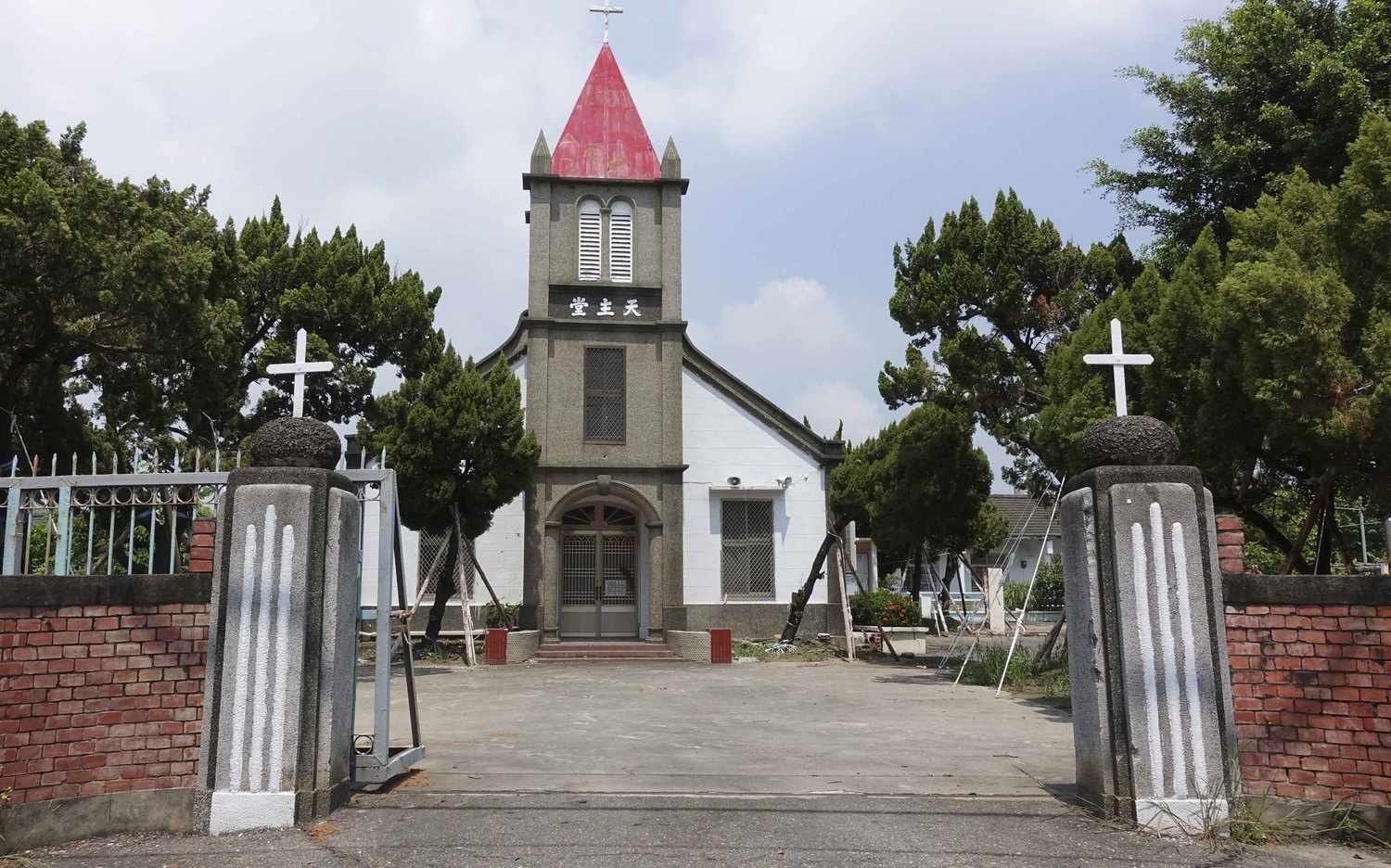 超過百年歷史的玫瑰天主堂隱身在村內,在偏鄉宣教百年以上,目前仍有150 位教友。 張大魯/攝影 超過百年歷史的玫瑰天主堂隱身在村內,在偏鄉宣教百年以上,目前仍有150 位教友。 張大魯/攝影