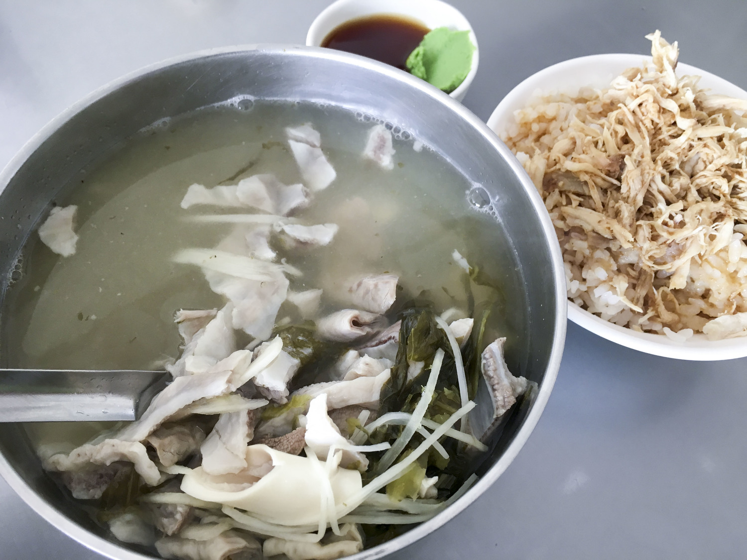 一碗四十元的豬雜湯,料多味鮮,喝一碗就有雙足感(滿足與飽足)。 張大魯/攝影 一碗四十元的豬雜湯,料多味鮮,喝一碗就有雙足感(滿足與飽足)。 張大魯/攝影