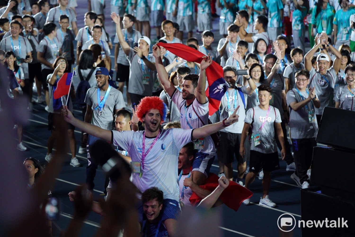 國旗與國旗帽由外國選手攜帶進世大運閉幕典禮。 圖:常日豪/攝 國旗與國旗帽由外國選手攜帶進世大運閉幕典禮。 圖:常日豪/攝