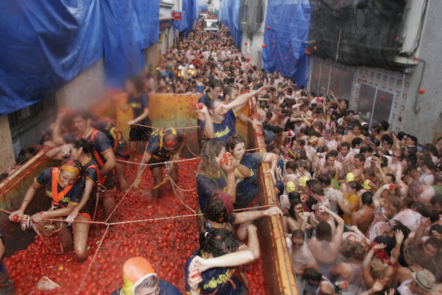 西班牙東部小鎮布尼奧爾(Bunol)年度「番茄大戰」(Tomatina)節慶活動30日登場。
西班牙東部小鎮布尼奧爾(Bunol)年度「番茄大戰」(Tomatina)節慶活動30日登場。