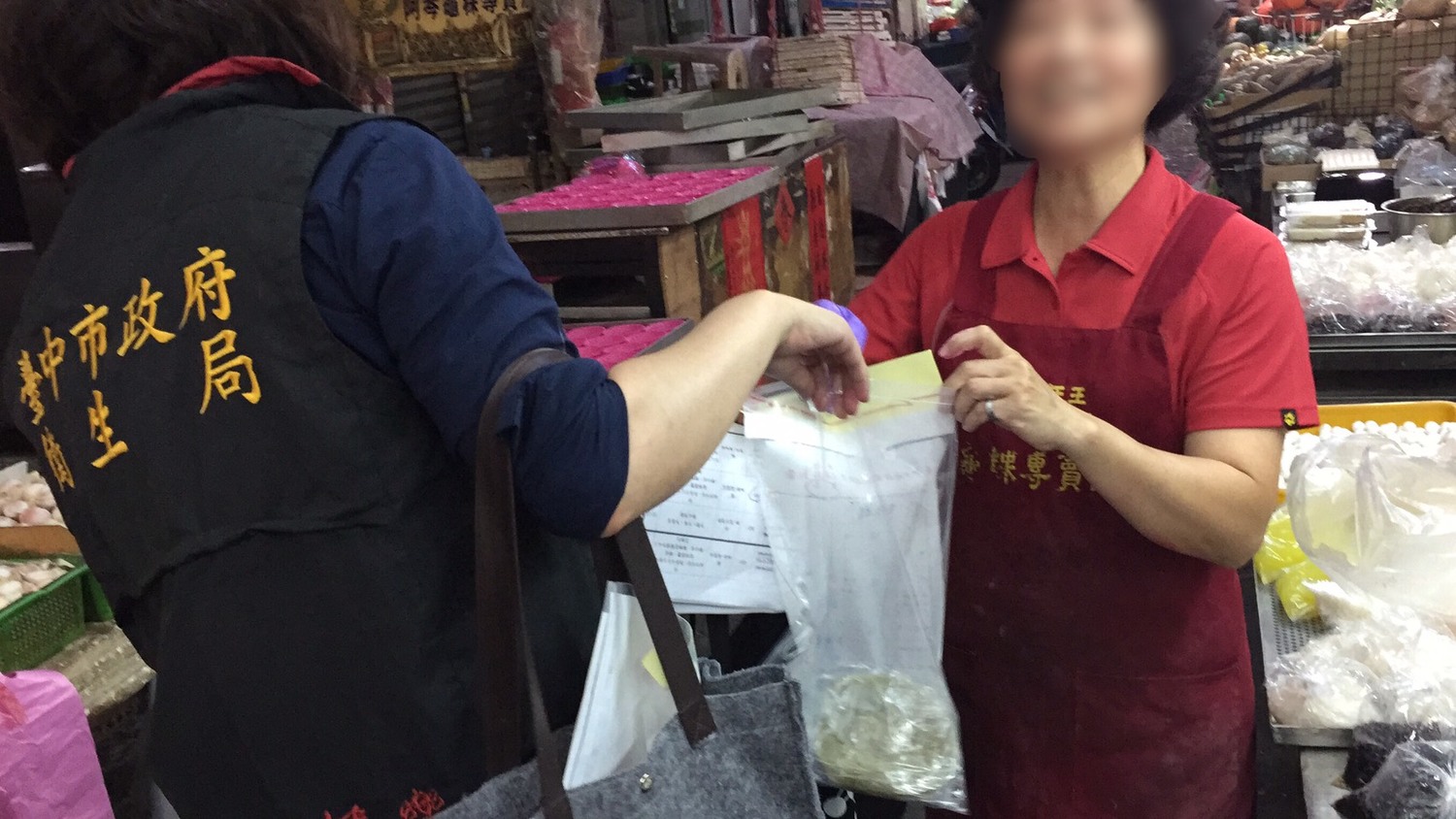 西區「阿琴龜粿專賣店」的「草仔粿」驗出防腐劑-去水醋酸0.29g/kg,不符合規定。衛生局已勒令下架並追查其他源頭廠商商品流向。 圖:台中市衛生局提供 西區「阿琴龜粿專賣店」的「草仔粿」驗出防腐劑-去水醋酸0.29g/kg,不符合規定。衛生局已勒令下架並追查其他源頭廠商商品流向。 圖:台中市衛生局提供