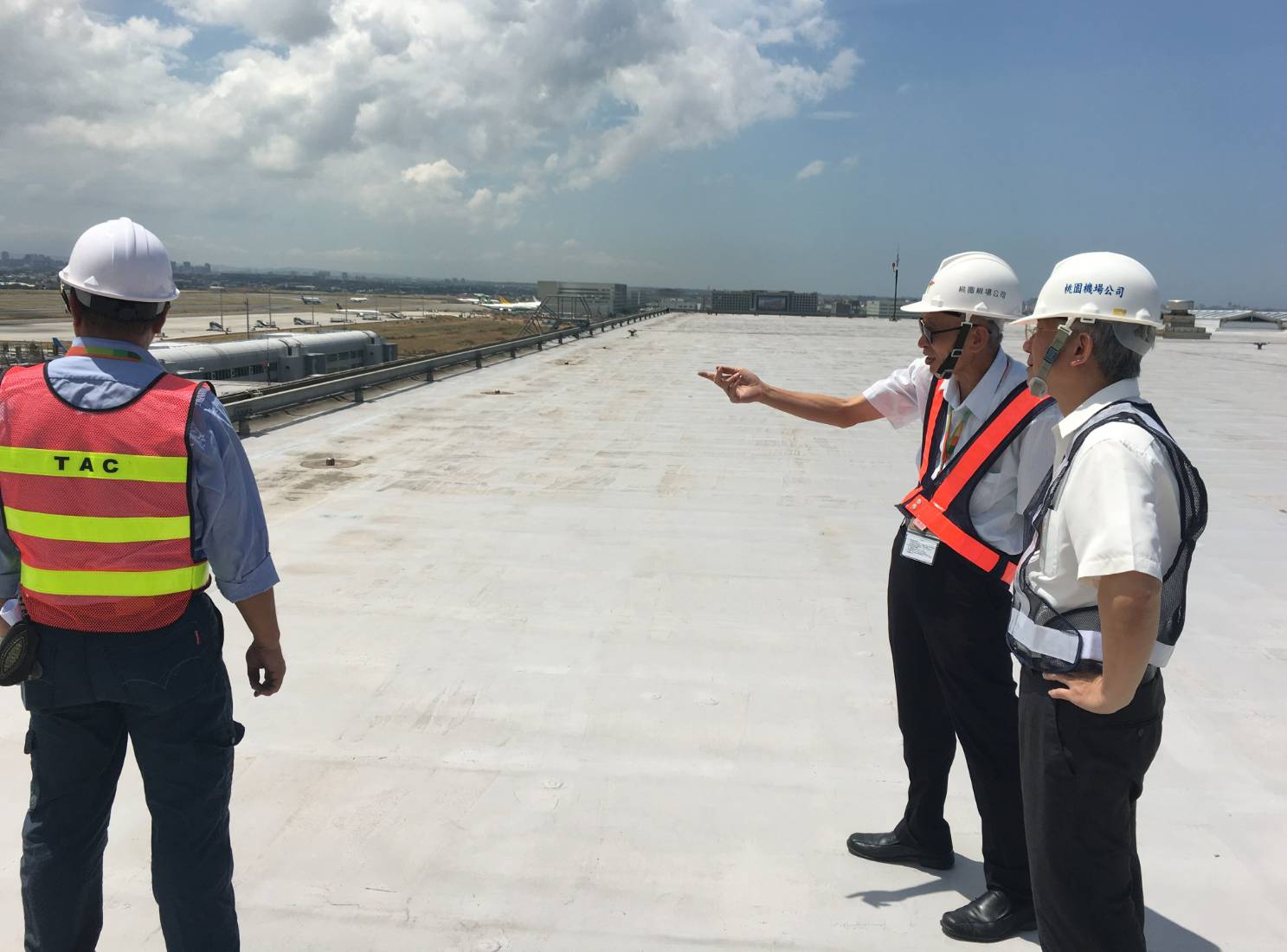 陳進生司長(右1)聽取機場公司陳福將副總說明航廈屋頂保養維護情況。 圖:桃園機場公司/提供 陳進生司長(右1)聽取機場公司陳福將副總說明航廈屋頂保養維護情況。 圖:桃園機場公司/提供