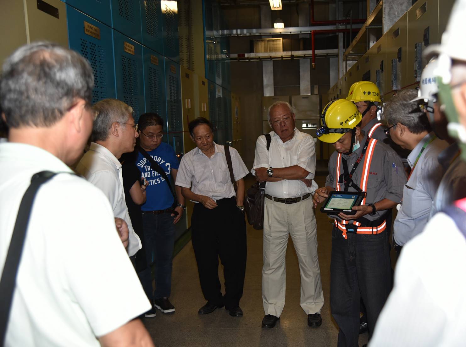 機電設備維護人員向專案小組委員說明電子巡檢操作模式。 圖:桃園機場公司/提供 機電設備維護人員向專案小組委員說明電子巡檢操作模式。 圖:桃園機場公司/提供