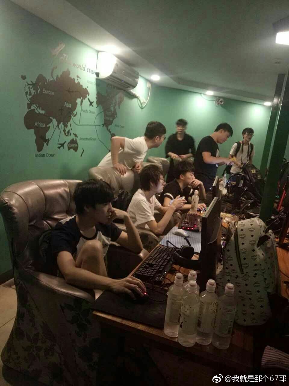 明(1)日《英雄聯盟》六周年慶典將在北京盛大展開,中國夏季冠軍也即將出爐,各大戰隊也齊聚北京準備一較高下,有幸運的玩家在網咖中巧遇RNG全體隊員。 圖:翻攝自 我就是那个67耶 微博 明(1)日《英雄聯盟》六周年慶典將在北京盛大展開,中國夏季冠軍也即將出爐,各大戰隊也齊聚北京準備一較高下,有幸運的玩家在網咖中巧遇RNG全體隊員。 圖:翻攝自 我就是那个67耶 微博