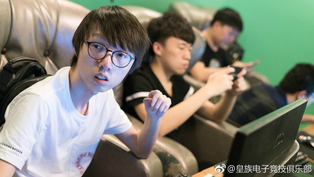RNG也在網咖中進行訓練,照片中的是RNG打野選手Mlxg。 圖:翻攝自 RNG 官方微博 RNG也在網咖中進行訓練,照片中的是RNG打野選手Mlxg。 圖:翻攝自 RNG 官方微博