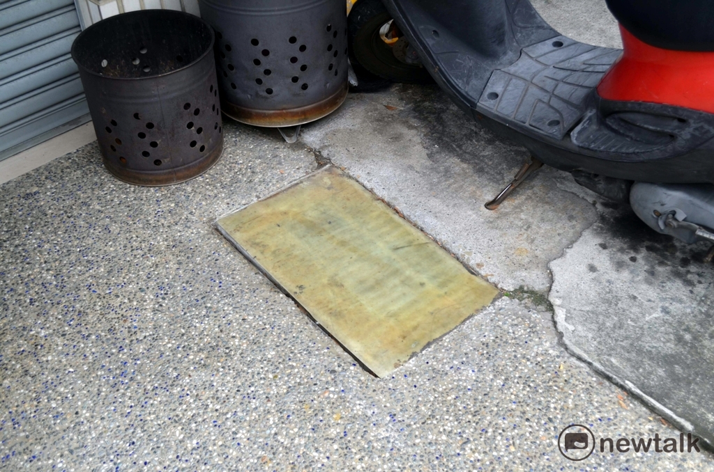 嘉義市政府認為路邊洩水孔上的遮蔽物可能阻礙排水,呼籲民眾在豪大雨來襲前移開。 圖:蔡坤龍/攝 嘉義市政府認為路邊洩水孔上的遮蔽物可能阻礙排水,呼籲民眾在豪大雨來襲前移開。 圖:蔡坤龍/攝