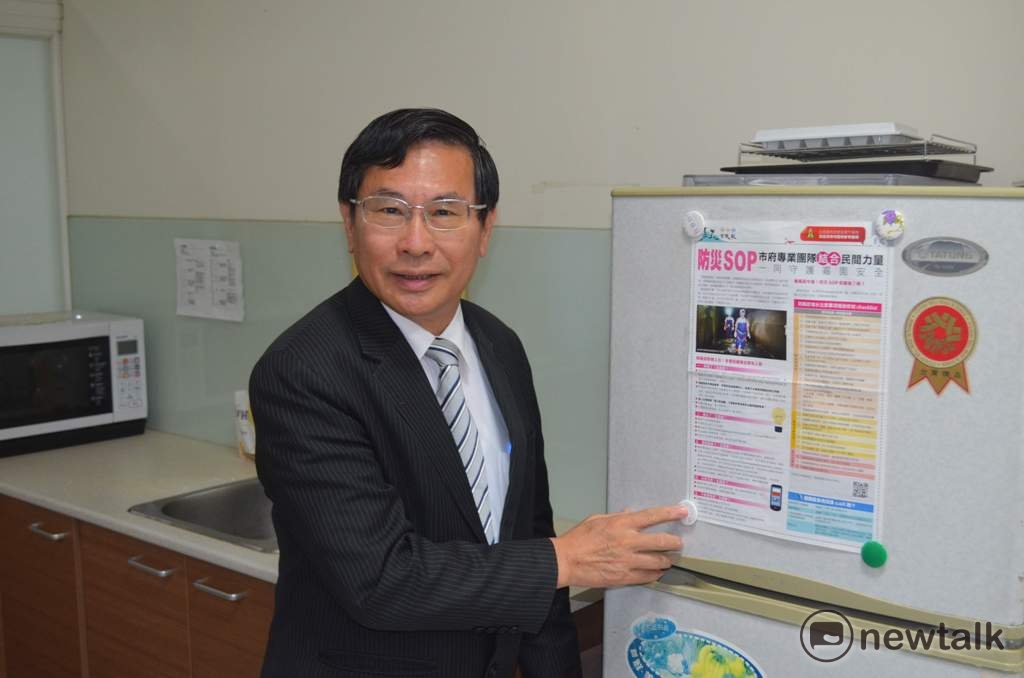 嘉義市長涂醒哲推出「防災SOP確認清單」,建議市民貼在冰箱上。 圖:蔡坤龍/攝 嘉義市長涂醒哲推出「防災SOP確認清單」,建議市民貼在冰箱上。 圖:蔡坤龍/攝