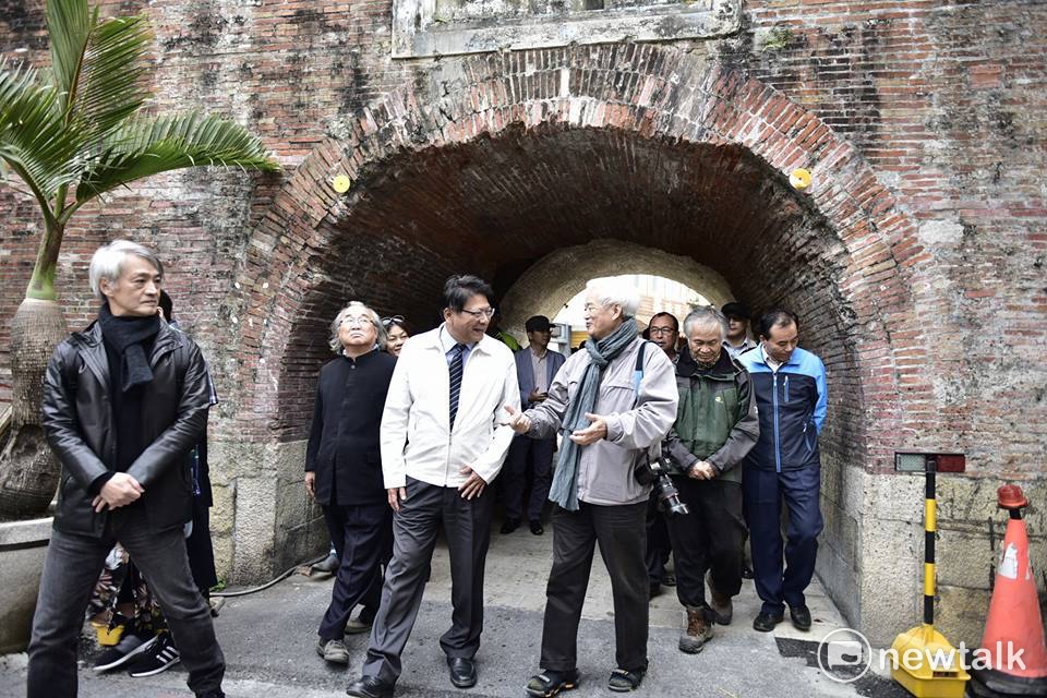 潘孟安帶領藝文界人士參觀恆春古城門。 圖/李佳純攝 潘孟安帶領藝文界人士參觀恆春古城門。 圖/李佳純攝
