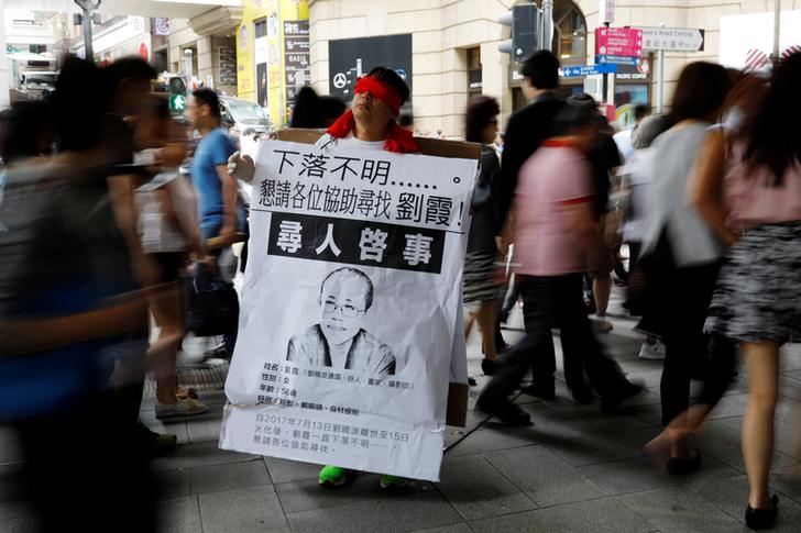 香港民眾8月間在街頭以「尋人啟事」海報,抗議中國政府至今仍未釋放已故諾貝爾和平獎得主劉曉波遺孀劉霞。 香港民眾8月間在街頭以「尋人啟事」海報,抗議中國政府至今仍未釋放已故諾貝爾和平獎得主劉曉波遺孀劉霞。
