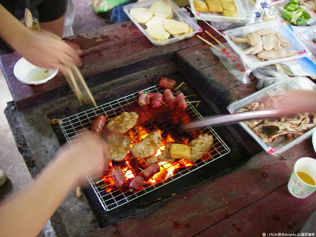 烤肉活動最好選在戶外通風處舉行,如在室內烤肉,一定要記得將門窗打開,以免門窗緊閉會有吸入過量一氧化碳(CO)而中毒的風險。 圖:Flickr提供Angelo Su開放權限 烤肉活動最好選在戶外通風處舉行,如在室內烤肉,一定要記得將門窗打開,以免門窗緊閉會有吸入過量一氧化碳(CO)而中毒的風險。 圖:Flickr提供Angelo Su開放權限
