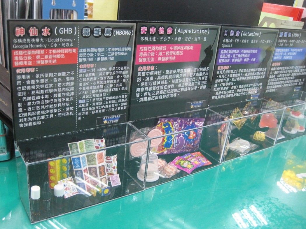 台中市政府警察局擬真新興毒品反毒宣導。 圖:台中市政府警察局/提供 台中市政府警察局擬真新興毒品反毒宣導。 圖:台中市政府警察局/提供