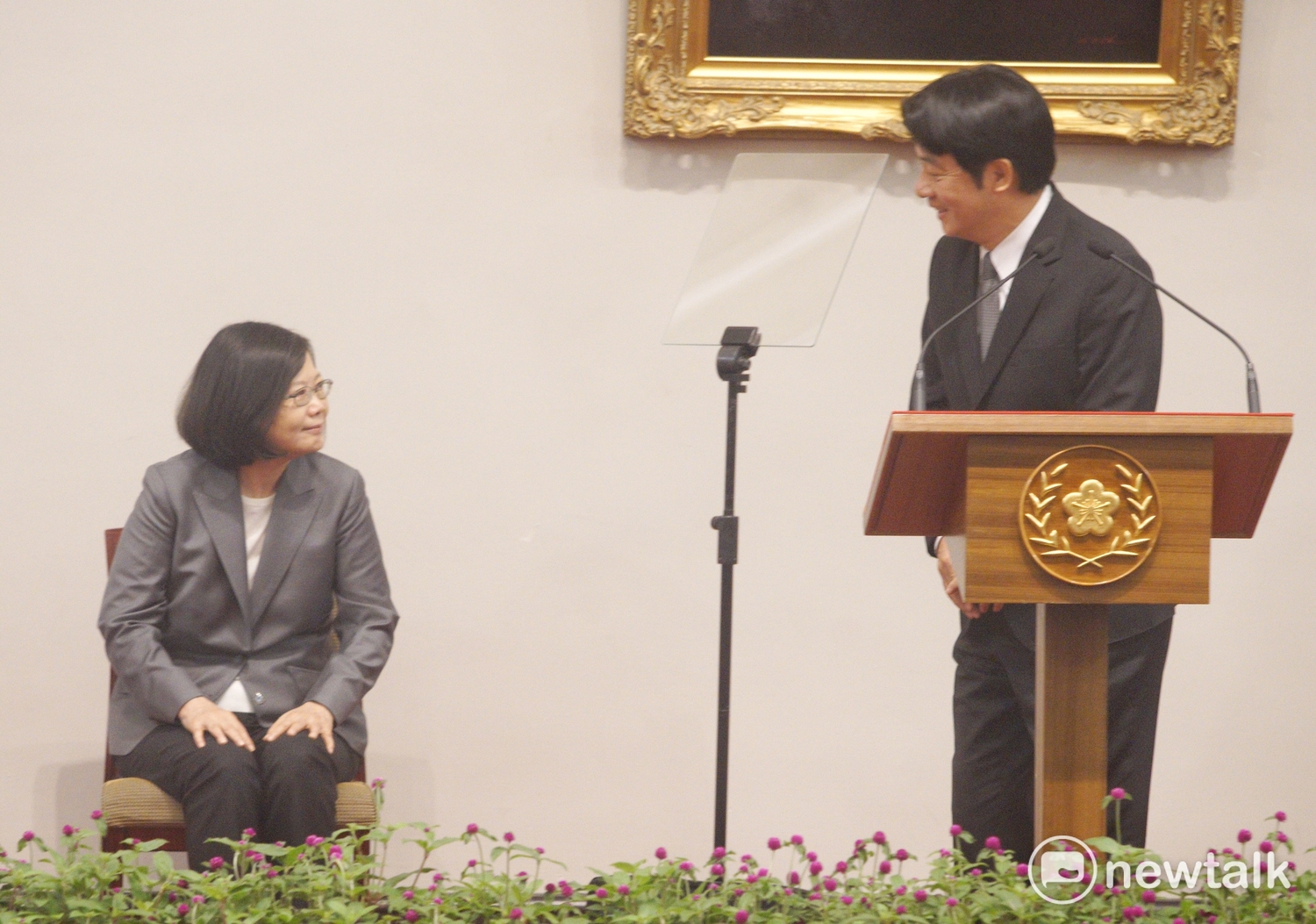 即將接任新閣揆的台南市長賴清德今(5)天致詞前,先向蔡英文總統致意。 圖:常日豪/攝 即將接任新閣揆的台南市長賴清德今(5)天致詞前,先向蔡英文總統致意。 圖:常日豪/攝
