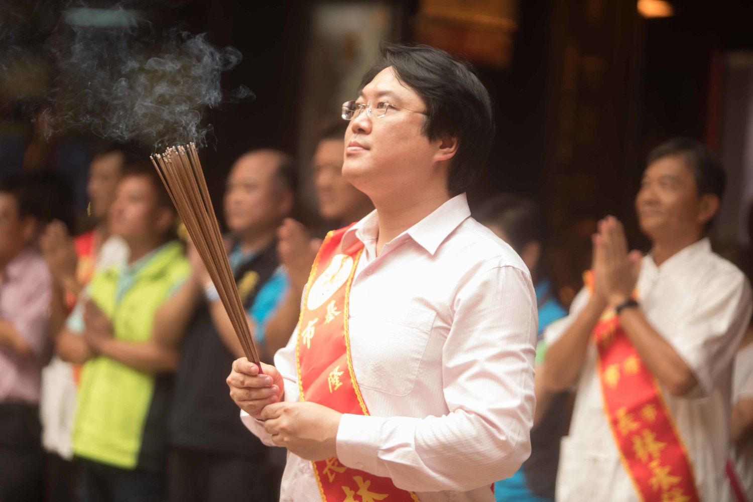 基隆市長林右昌感謝神明保佑放水燈儀式順利 圖:基隆市政府/提供 基隆市長林右昌感謝神明保佑放水燈儀式順利 圖:基隆市政府/提供