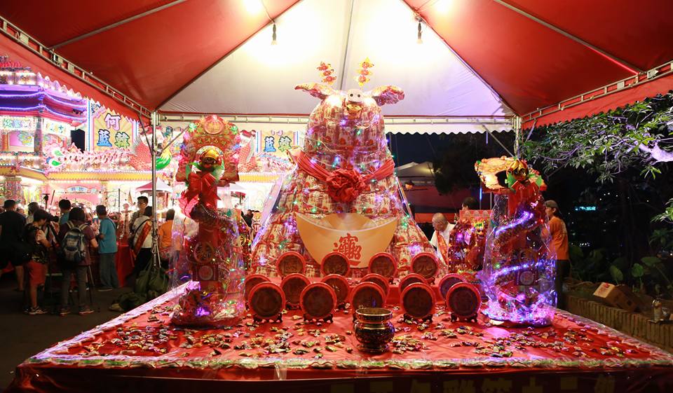 這項傳承163年的祭典,在主普壇明燈照映下,吸引許多愛好民俗攝影人士共襄盛舉留下紀錄。 圖:基隆市政府提供 這項傳承163年的祭典,在主普壇明燈照映下,吸引許多愛好民俗攝影人士共襄盛舉留下紀錄。 圖:基隆市政府提供