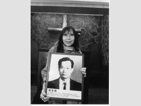陳智雄的女兒拿著父親的相片。 圖:潘小俠攝 陳智雄的女兒拿著父親的相片。 圖:潘小俠攝