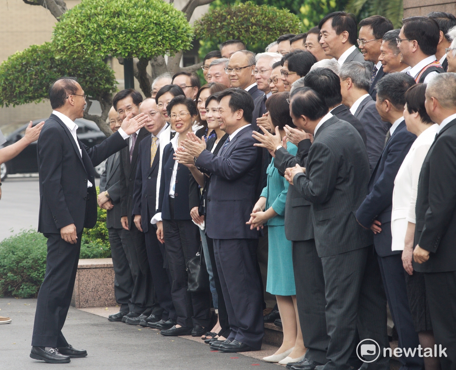 絕大部分的內閤閣員都留任,和行政院長林全拍畢業紀念照時,心情寫在臉上。 圖:常日豪/攝 絕大部分的內閤閣員都留任,和行政院長林全拍畢業紀念照時,心情寫在臉上。 圖:常日豪/攝
