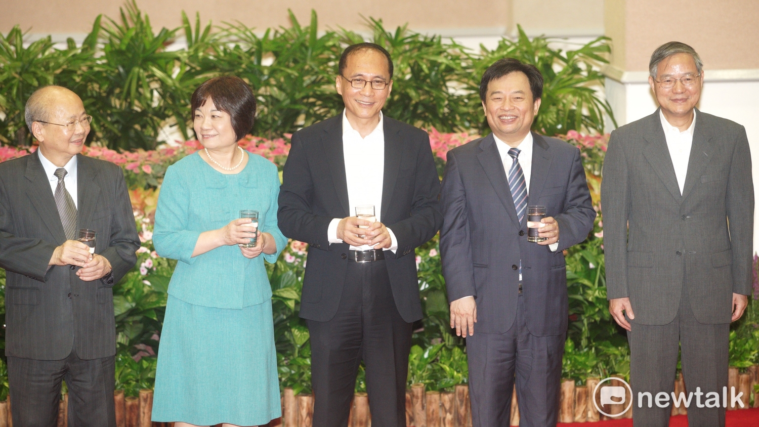 左起,金管會主委李瑞倉、秘書長陳美伶、林全、副院長林錫耀、國發會主委陳添枝。 圖:常日豪/攝 左起,金管會主委李瑞倉、秘書長陳美伶、林全、副院長林錫耀、國發會主委陳添枝。 圖:常日豪/攝