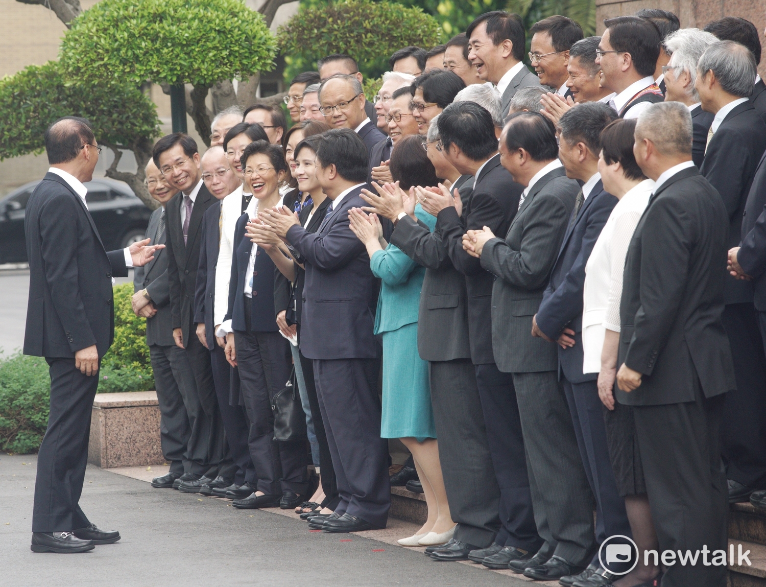 絕大部分的內閤閣員都留任,和行政院長林全拍畢業紀念照時,心情寫在臉上。 圖:常日豪/攝 絕大部分的內閤閣員都留任,和行政院長林全拍畢業紀念照時,心情寫在臉上。 圖:常日豪/攝