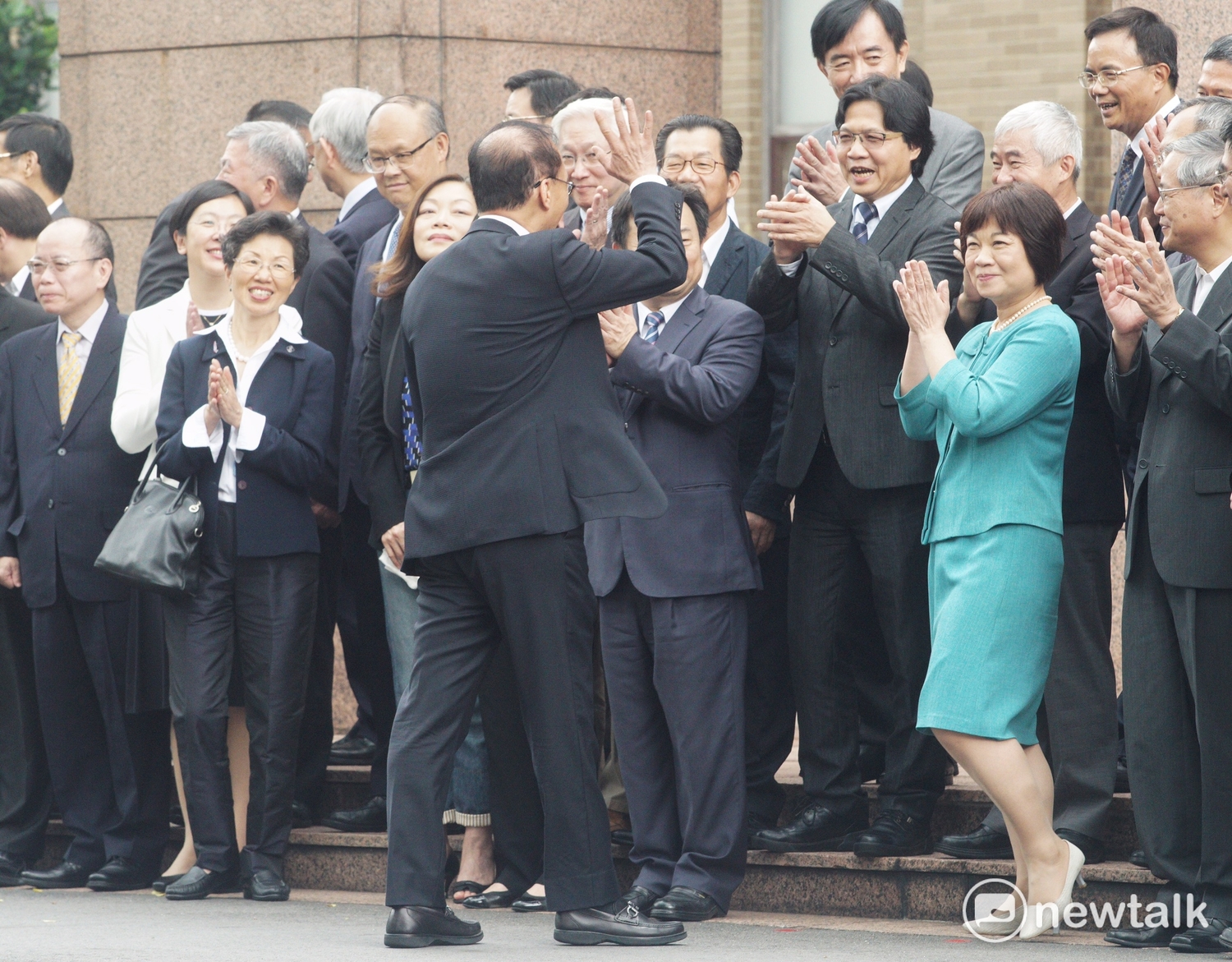行政院長林全和內閣閣員拍完畢業畢業紀念照後,向閣員們揮手致意。 圖:常日豪/攝 行政院長林全和內閣閣員拍完畢業畢業紀念照後,向閣員們揮手致意。 圖:常日豪/攝