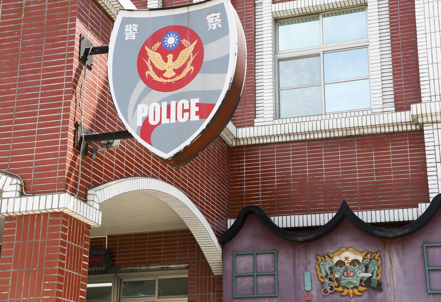 安平派出所也掛著劍獅。 張大魯/攝影 安平派出所也掛著劍獅。 張大魯/攝影