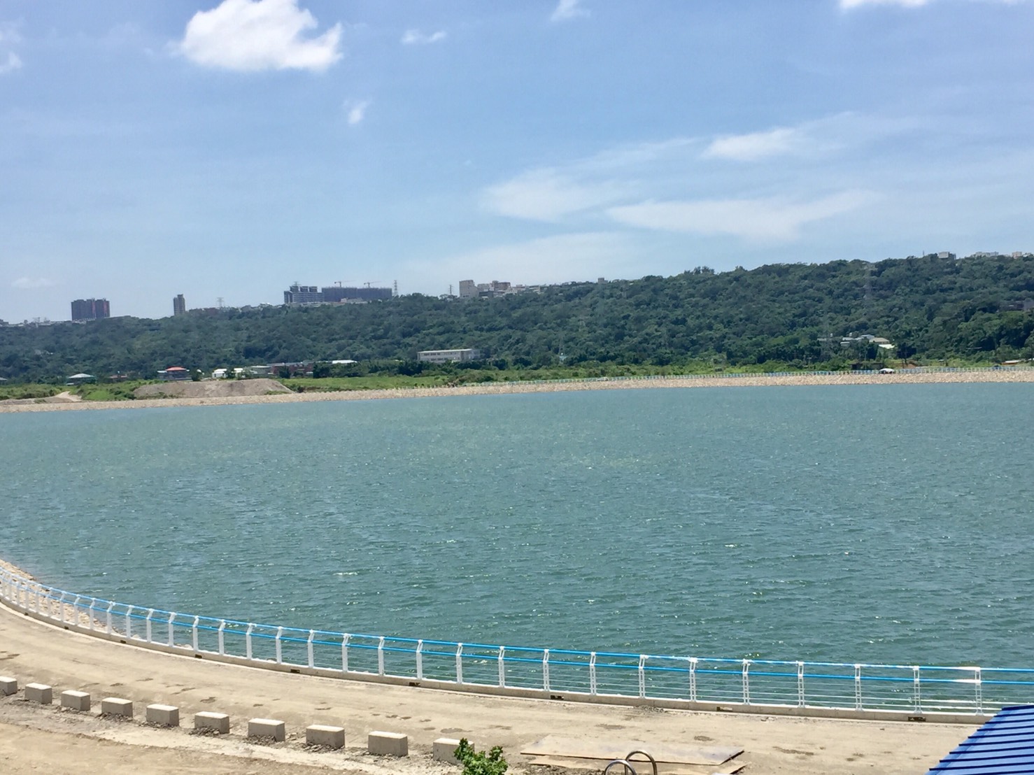 位於石門水庫上游的中庄調整池,是一座地面水庫,最具特色的「中庄攔河堰」工程,為全臺首座於河道內,採用傾倒式活動堰的攔河堰,應用油壓系統操作,設計施工皆為全國首創,單一閘門跨距約20公尺、高度5公尺,規模為東南亞最大! 圖:陳奕/攝 位於石門水庫上游的中庄調整池,是一座地面水庫,最具特色的「中庄攔河堰」工程,為全臺首座於河道內,採用傾倒式活動堰的攔河堰,應用油壓系統操作,設計施工皆為全國首創,單一閘門跨距約20公尺、高度5公尺,規模為東南亞最大! 圖:陳奕/攝