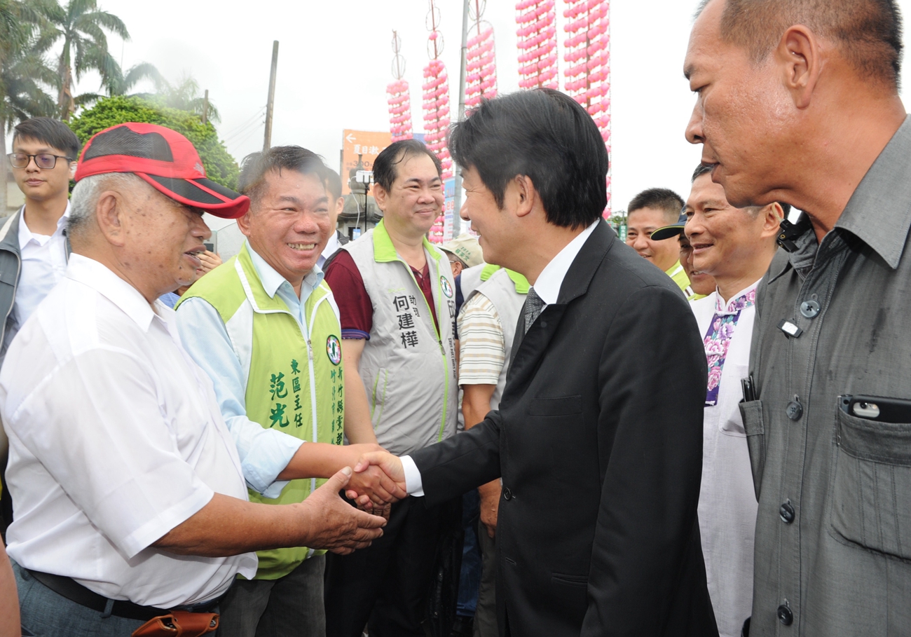 新閣揆賴清德來到新竹受到民眾熱烈歡迎,他也一一握手微笑向民眾致意。 圖:行政院/提供 新閣揆賴清德來到新竹受到民眾熱烈歡迎,他也一一握手微笑向民眾致意。 圖:行政院/提供