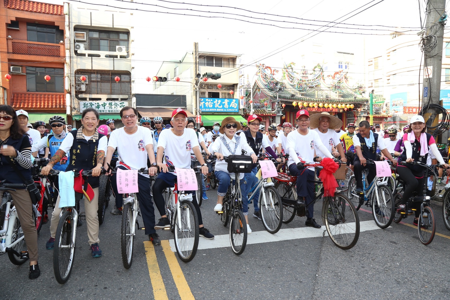 嘉義縣長張花冠為了推廣觀光,賣力演出、表演特技,毫不手軟,展現熟女的身段,這次演的是電影鐵達尼號的海報經典橋段,後面的伯伯笑的合不攏嘴,看得出來她魅力不減。 嘉義縣長張花冠為了推廣觀光,賣力演出、表演特技,毫不手軟,展現熟女的身段,這次演的是電影鐵達尼號的海報經典橋段,後面的伯伯笑的合不攏嘴,看得出來她魅力不減。