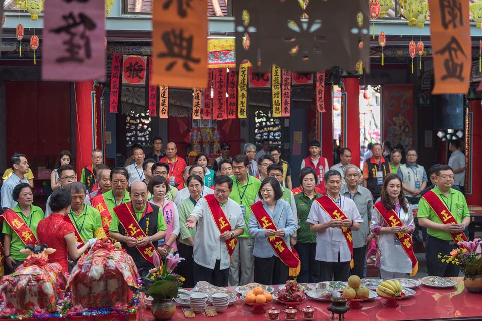 蔡英文在義民祭致詞時全程使用客家語,大喊「我是客家妹」。 蔡英文在義民祭致詞時全程使用客家語,大喊「我是客家妹」。