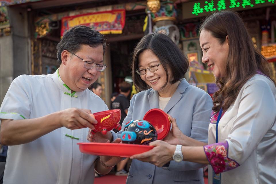 蔡英文在義民祭致詞時全程使用客家語,大喊「我是客家妹」。 蔡英文在義民祭致詞時全程使用客家語,大喊「我是客家妹」。