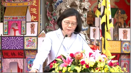 蔡英文在義民祭致詞時全程使用客家語,大喊「我是客家妹」。 蔡英文在義民祭致詞時全程使用客家語,大喊「我是客家妹」。