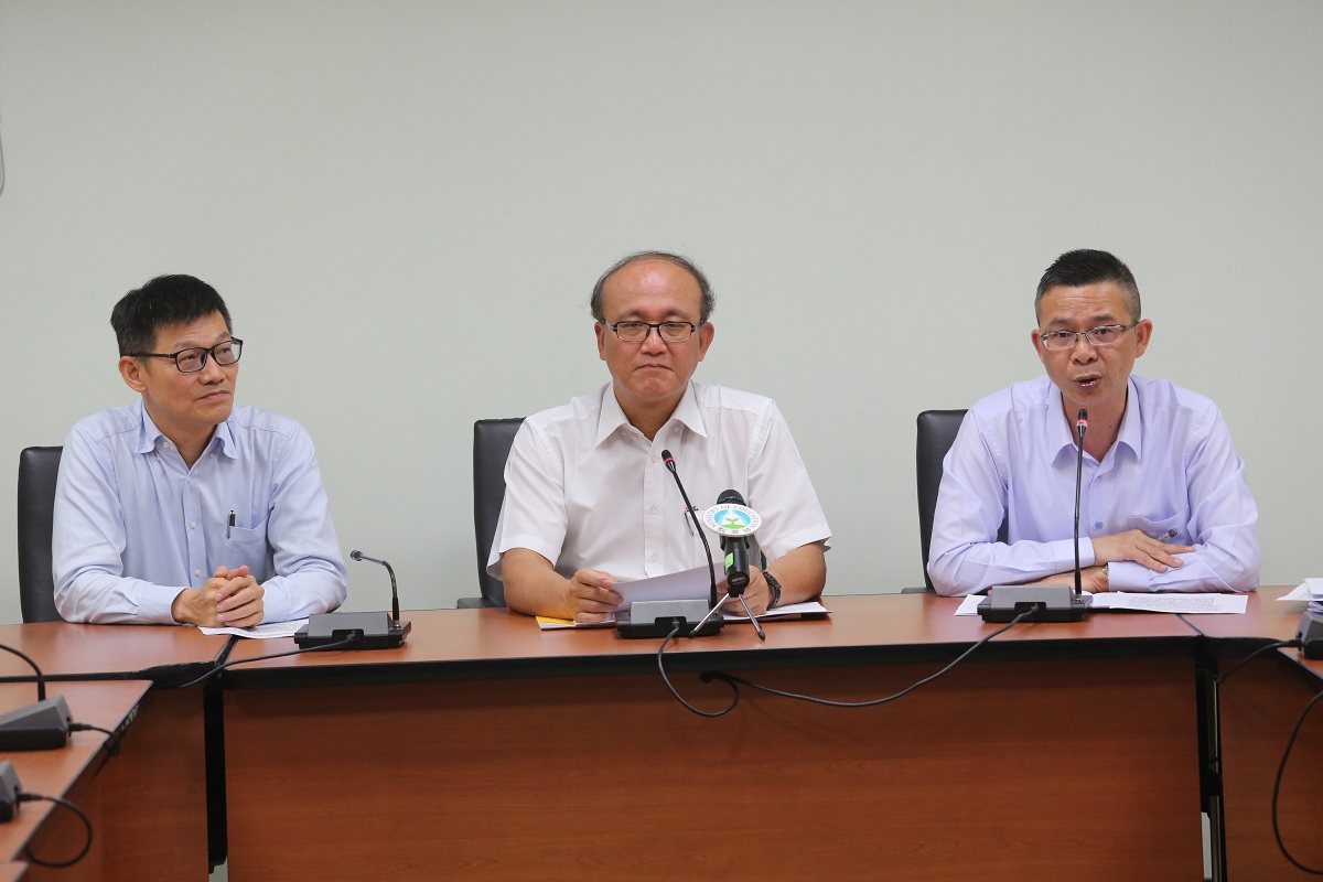 教育部國教署長邱乾國(圖右)高中國文課綱審查大會決議,中華基本文化教材納入五經與諸子百家。 教育部國教署長邱乾國(圖右)高中國文課綱審查大會決議,中華基本文化教材納入五經與諸子百家。