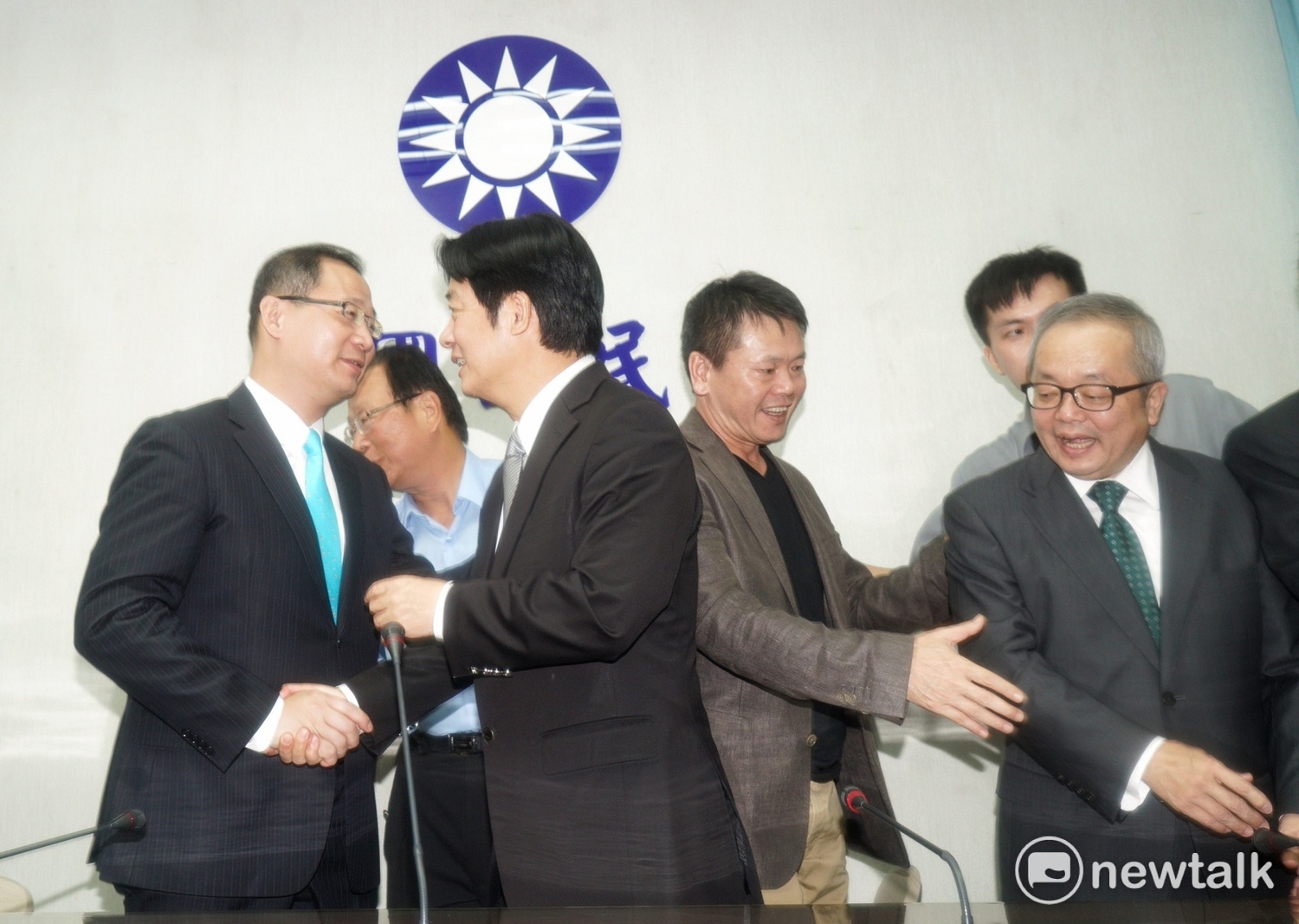 新閣揆賴清德今(11)天上午帶領副院長施俊吉與行政院秘書長卓榮泰共同前往立法院拜會國民黨團。 新閣揆賴清德今(11)天上午帶領副院長施俊吉與行政院秘書長卓榮泰共同前往立法院拜會國民黨團。