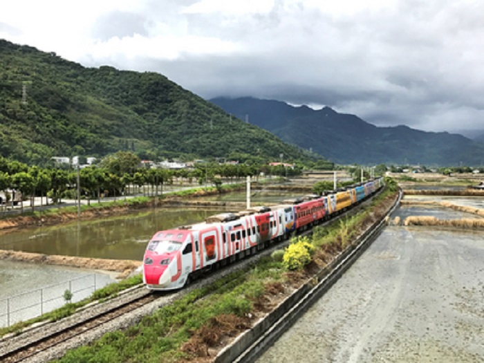 追火車拍照已是台灣不少愛好攝影民眾的熱門活動之一。 追火車拍照已是台灣不少愛好攝影民眾的熱門活動之一。