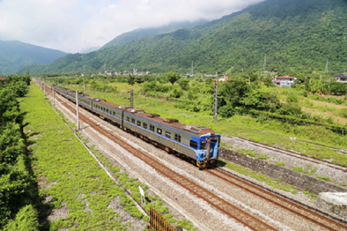 追火車拍照已是台灣不少愛好攝影民眾的熱門活動之一。 追火車拍照已是台灣不少愛好攝影民眾的熱門活動之一。